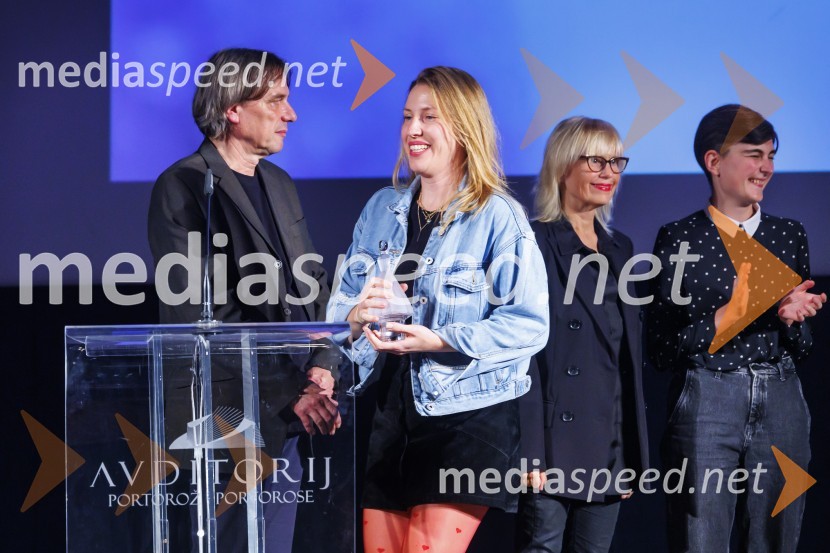   Bojan Labović, scenarist in režiser, direktor, Festival Slovenskega Filma;  Maja Doroteja Prelog, režiserka in scenaristka;  ... ;  ... Zmagovalni film 27. FSF Portorož je Odrešitev za začetnike