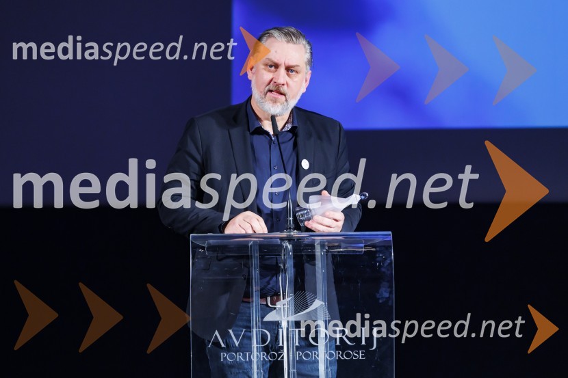  Klemen Dvornik, filmski in televizijski režiser ter predsednik NS DSRZmagovalni film 27. FSF Portorož je Odrešitev za začetnike