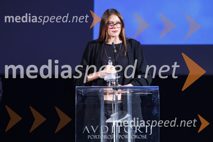  Mila Bezjak, igralkaZmagovalni film 27. FSF Portorož je Odrešitev za začetnike