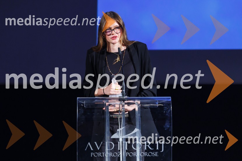  Mila Bezjak, igralkaZmagovalni film 27. FSF Portorož je Odrešitev za začetnike