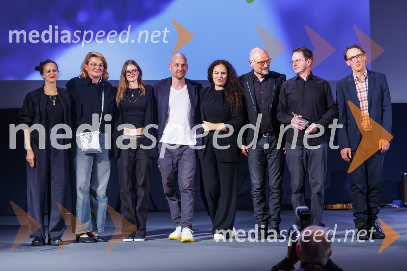  Katarina Stegnar, igralka;  ... ;  Mila Bezjak, igralka;  Mitja Ličen, direktor fotografije, Slovenski filmski center ;  Sonja Prosenc, režiserka in scenaristka;  Boris Benko, Duo Silence;  Primož Hladnik, Duo Silence;  Marko  Mandić, igralecZmagovalni film 27. FSF Portorož je Odrešitev za začetnike