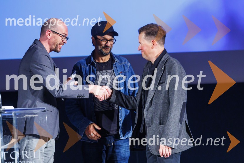  Matej Knep, vodja Urada za družbene dejavnosti Občine Piran;  Slobodan Maksimović, režiser;  ... Zmagovalni film 27. FSF Portorož je Odrešitev za začetnike