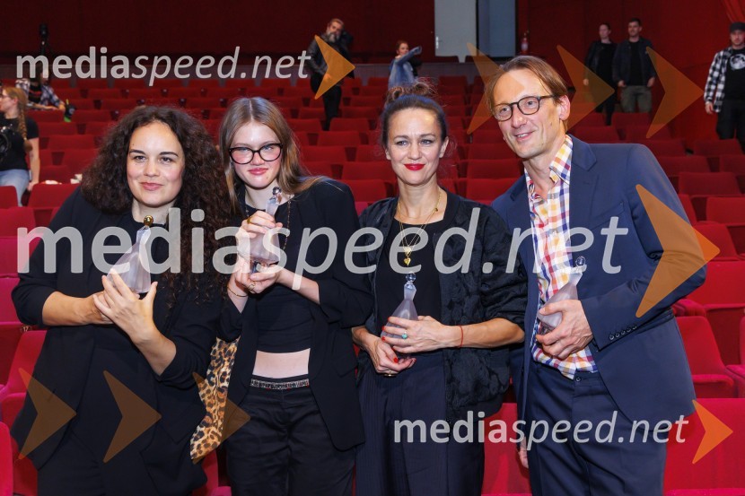  Sonja Prosenc, režiserka in scenaristka;  Mila Bezjak, igralka;  Katarina Stegnar, igralka;  Marko  Mandić, igralecZmagovalni film 27. FSF Portorož je Odrešitev za začetnike