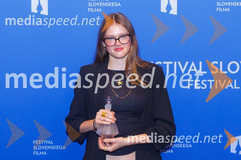  Mila Bezjak, igralkaZmagovalni film 27. FSF Portorož je Odrešitev za začetnike