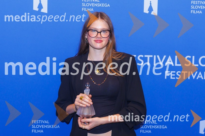  Mila Bezjak, igralkaZmagovalni film 27. FSF Portorož je Odrešitev za začetnike