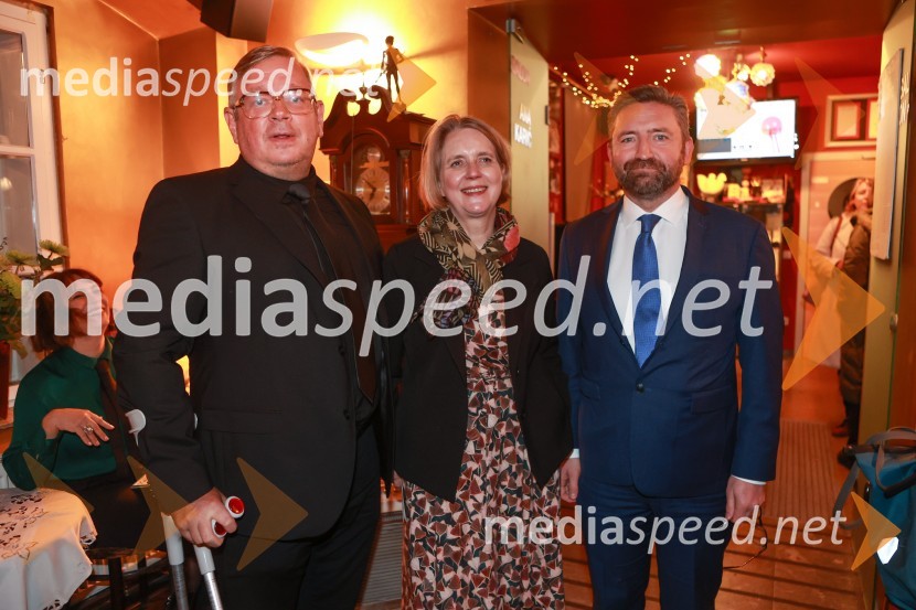  Robert Waltl, direktor, Mini teater;  Sylvia Groneick, nemška veleposlanica v Sloveniji;  Adrian Farrell, veleposlanik Irske v Sloveniji in v Bosni in HercegoviniJubilejni 10. festival Hiša strpnosti 2024 v Mini teatru, otvoritev