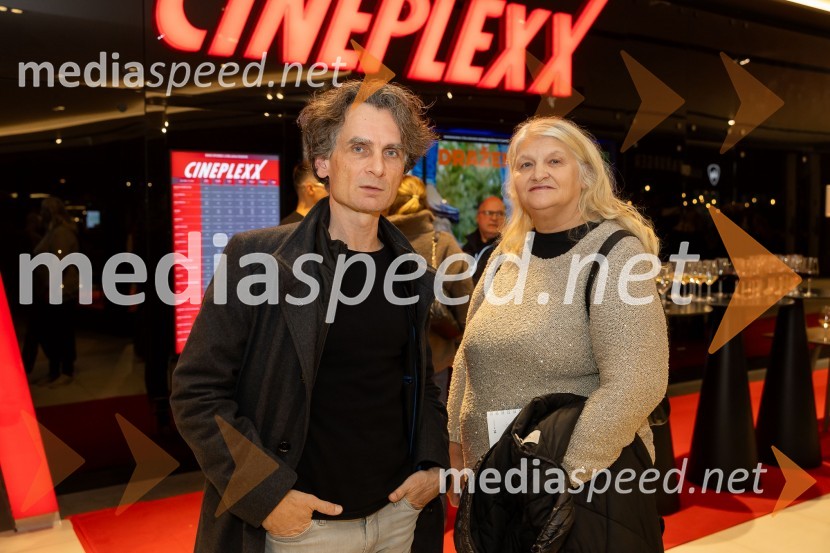  Jure Longyka, moderator;  Carmen Leban, novinarkaPremiera filma o Draženu Petroviću v Cineplexx Ljubljana