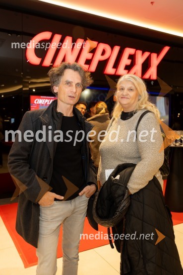  Jure Longyka, moderator;  Carmen Leban, novinarkaPremiera filma o Draženu Petroviću v Cineplexx Ljubljana