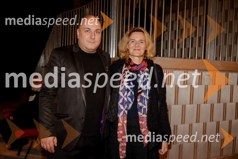  Boštjan Gombač, glasbenik;  Veronika TašnerHrup za odrom, premiera drame v SNG Drama Ljubljana