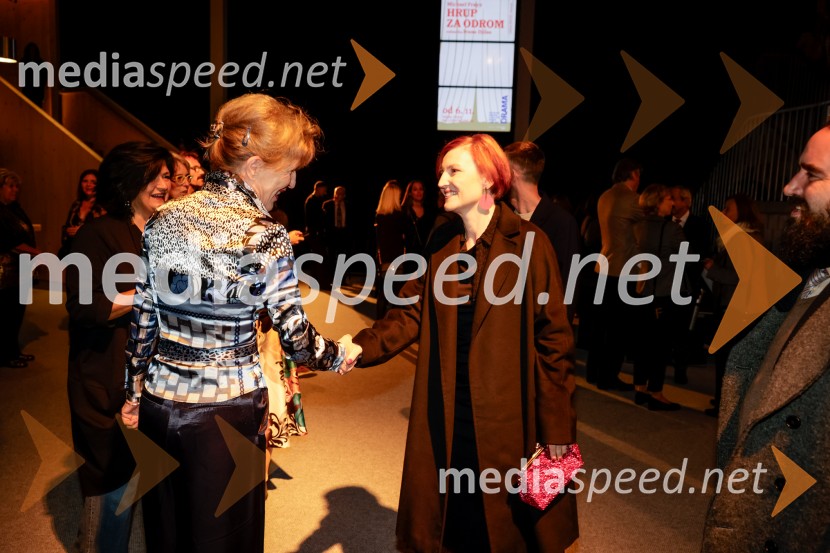  Vesna Jurca Tadel, ravnateljica SNG Drama Ljubljana; dr. Asta Vrečko, ministrica za kulturoHrup za odrom, premiera drame v SNG Drama Ljubljana