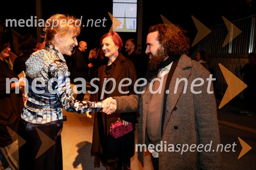  Vesna Jurca Tadel, ravnateljica SNG Drama Ljubljana;   Jure Novak, generalni direktor, Cankarjev domHrup za odrom, premiera drame v SNG Drama Ljubljana