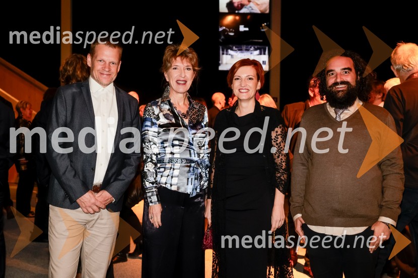  Luka Nabergoj, pomočnik ravnateljice SNG Drama Ljubljana;  Vesna Jurca Tadel, ravnateljica SNG Drama Ljubljana; dr. Asta Vrečko, ministrica za kulturo;   Jure Novak, generalni direktor, Cankarjev domHrup za odrom, premiera drame v SNG Drama Ljubljana