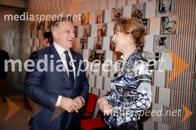  Marko Lotrič, predsednik, Državni svet;  Vesna Jurca Tadel, ravnateljica SNG Drama LjubljanaHrup za odrom, premiera drame v SNG Drama Ljubljana