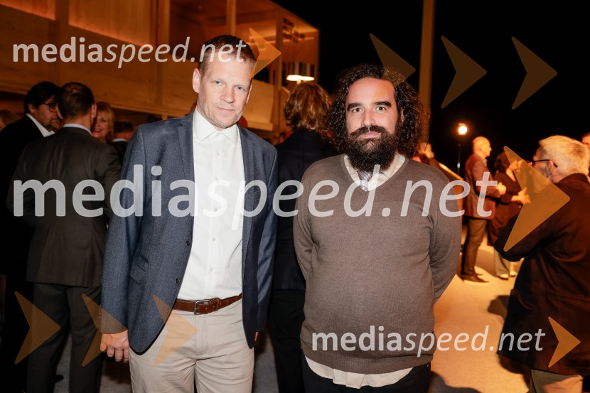  Luka Nabergoj, pomočnik ravnateljice SNG Drama Ljubljana;   Jure Novak, generalni direktor, Cankarjev domHrup za odrom, premiera drame v SNG Drama Ljubljana