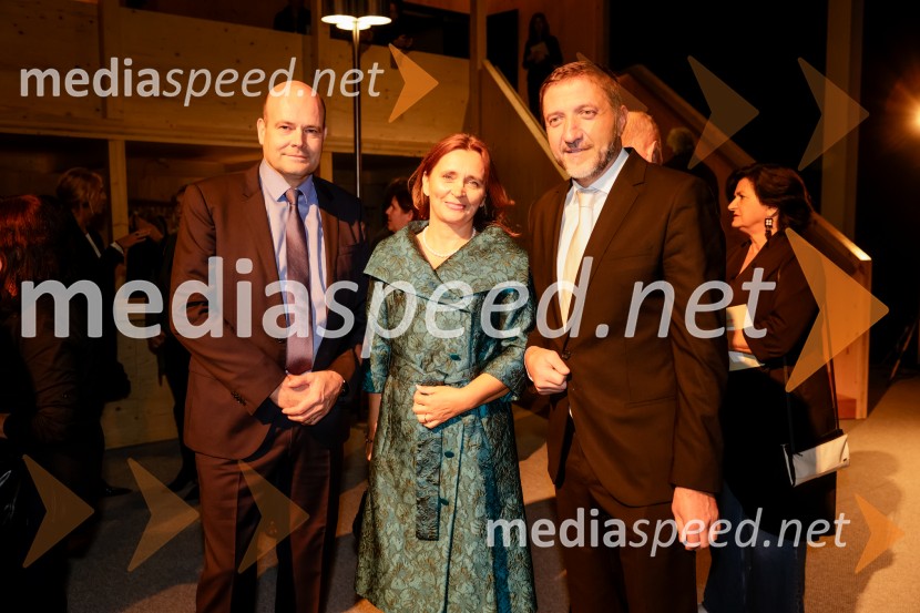  Jure Fišer, direktor Surovine; doc. dr. Suzana Žilič Fišer,  predstojnica Inštituta za medijske komunikacije na FERI;  Klemen Boštjančič, minister za financeHrup za odrom, premiera drame v SNG Drama Ljubljana