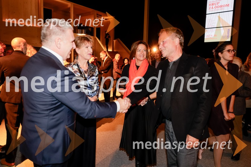  Marko Lotrič, predsednik, Državni svet;  Vesna Jurca Tadel, ravnateljica SNG Drama Ljubljana;  Tanja Fajon, podpredsednica vlade in ministrica za zunanje zadeve;  ... Hrup za odrom, premiera drame v SNG Drama Ljubljana