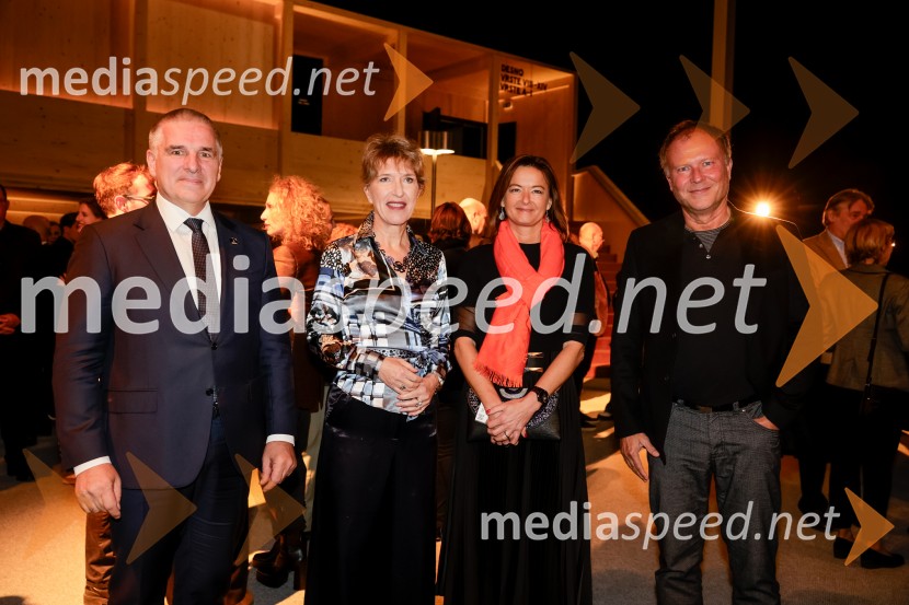  Marko Lotrič, predsednik, Državni svet;  Vesna Jurca Tadel, ravnateljica SNG Drama Ljubljana;  Tanja Fajon, podpredsednica vlade in ministrica za zunanje zadeve;  ... Hrup za odrom, premiera drame v SNG Drama Ljubljana