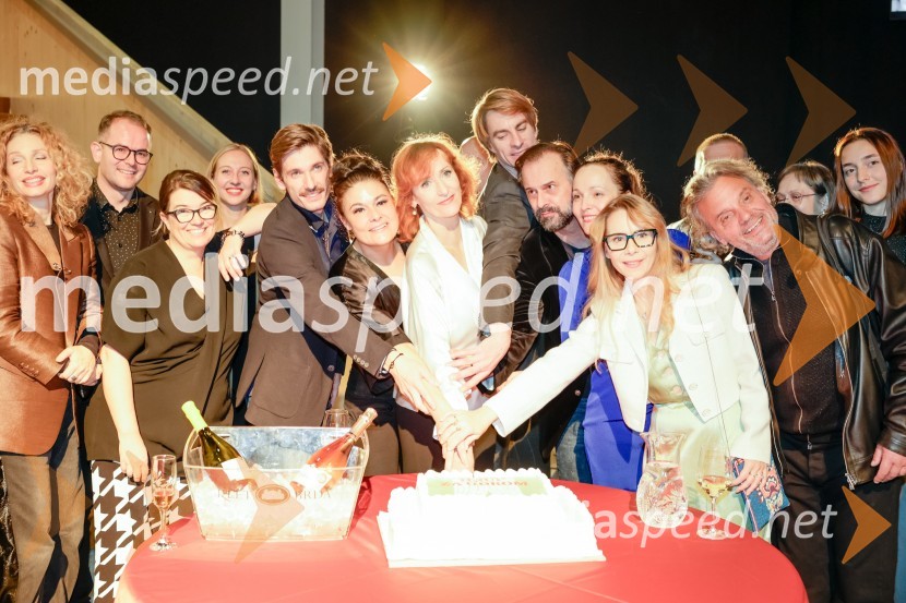  Jelena Proković, kostumografinja, JSP;  Rok Andres, dramaturg SNG Drama Ljubljana;  Ivana Djilas, režiserka;  ... ;  Robert Korošec, igralec;  Pia Zemljič, igralka;  Saša  Pavček, igralka, Predsednica združenja dramskih umetnikov Slovenije, prejemnica Borštnikovega prstana;  Jure Henigman, igralec;  Uroš Fürst, igralec;  Iva Babić, igralka;  Saša Tabaković, igralec, nekdanji poslanec SMC;  Valter Dragan, igralecHrup za odrom, premiera drame v SNG Drama Ljubljana