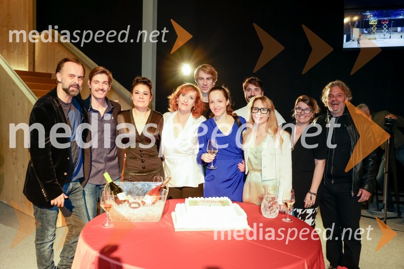  Uroš Fürst, igralec;  Robert Korošec, igralec;  Pia Zemljič, igralka;  Saša  Pavček, igralka, Predsednica združenja dramskih umetnikov Slovenije, prejemnica Borštnikovega prstana;  Jure Henigman, igralec;  Iva Babić, igralka;  Saša Tabaković, igralec, nekdanji poslanec SMC;  Saša  Mihelčič, igralka;  Ivana Djilas, režiserka;  Valter Dragan, igralecHrup za odrom, premiera drame v SNG Drama Ljubljana