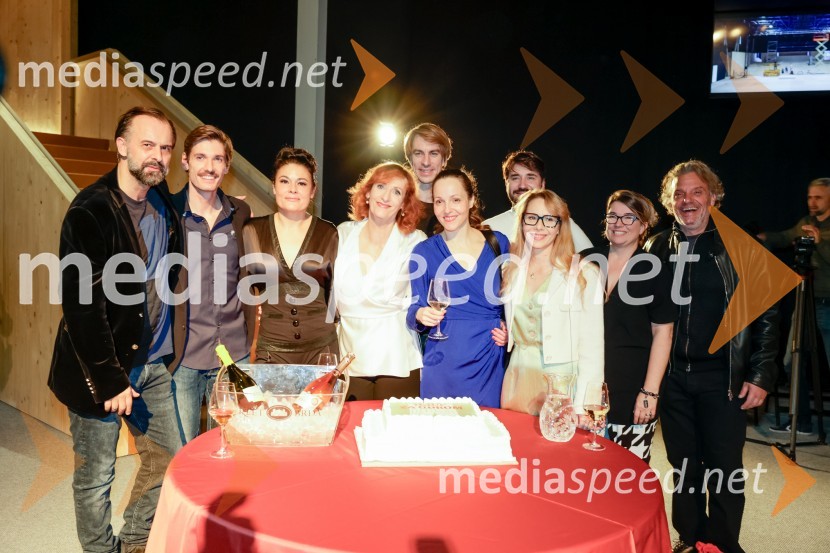  Uroš Fürst, igralec;  Robert Korošec, igralec;  Pia Zemljič, igralka;  Saša  Pavček, igralka, Predsednica združenja dramskih umetnikov Slovenije, prejemnica Borštnikovega prstana;  Jure Henigman, igralec;  Iva Babić, igralka;  Saša Tabaković, igralec, nekdanji poslanec SMC;  Saša  Mihelčič, igralka;  Ivana Djilas, režiserka;  Valter Dragan, igralecHrup za odrom, premiera drame v SNG Drama Ljubljana