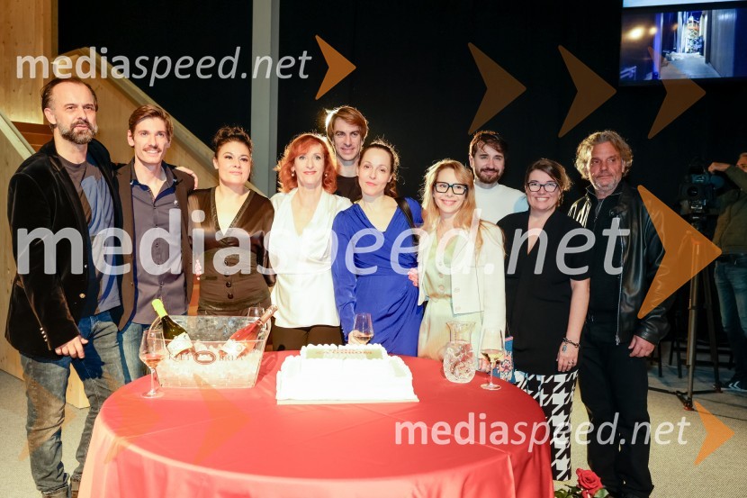  Uroš Fürst, igralec;  Robert Korošec, igralec;  Pia Zemljič, igralka;  Saša  Pavček, igralka, Predsednica združenja dramskih umetnikov Slovenije, prejemnica Borštnikovega prstana;  Jure Henigman, igralec;  Iva Babić, igralka;  Saša  Mihelčič, igralka;  Saša Tabaković, igralec, nekdanji poslanec SMC;  Ivana Djilas, režiserka;  Valter Dragan, igralecHrup za odrom, premiera drame v SNG Drama Ljubljana