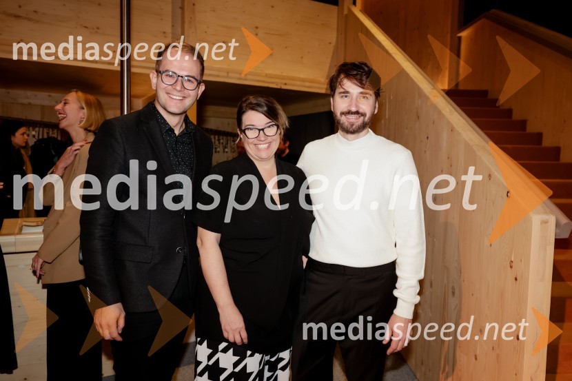  Rok Andres, dramaturg SNG Drama Ljubljana;  Ivana Djilas, režiserka;  Saša Tabaković, igralec, nekdanji poslanec SMCHrup za odrom, premiera drame v SNG Drama Ljubljana