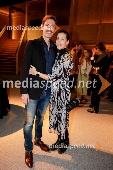  Robert Korošec, igralec;  Nina Rakovec, igralka, pevkaHrup za odrom, premiera drame v SNG Drama Ljubljana