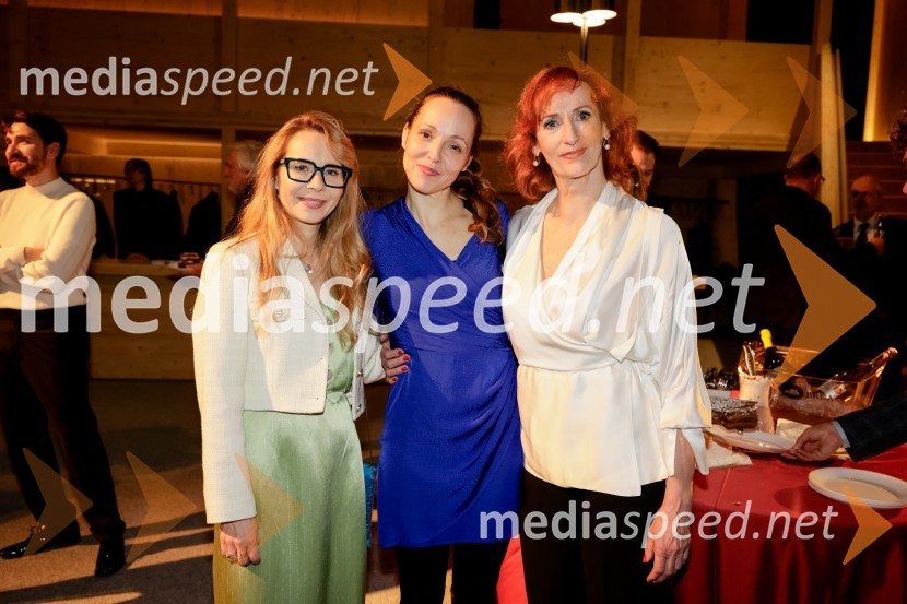  Saša  Mihelčič, igralka;  Iva Babić, igralka;  ... Hrup za odrom, premiera drame v SNG Drama Ljubljana