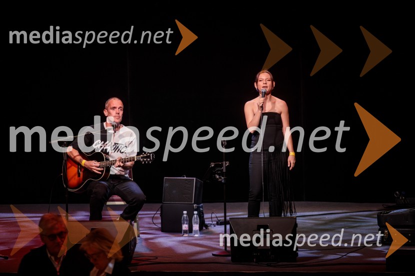  Mate Brodar - Bro, glasbenik, Okustični;  Karin Zemljič, pevka, OkustičniSalon štajerskih mladih vin Pubec 2024 v Ljubljani