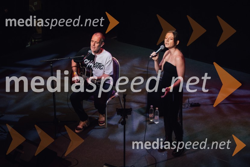  Mate Brodar - Bro, glasbenik, Okustični;  Karin Zemljič, pevka, OkustičniSalon štajerskih mladih vin Pubec 2024 v Ljubljani