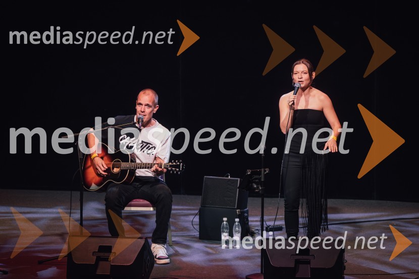  Mate Brodar - Bro, glasbenik, Okustični;  Karin Zemljič, pevka, OkustičniSalon štajerskih mladih vin Pubec 2024 v Ljubljani