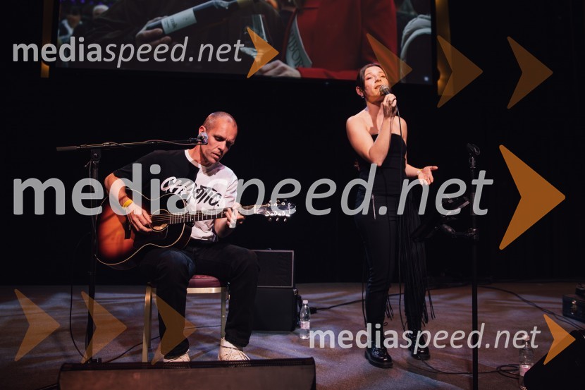  Mate Brodar - Bro, glasbenik, Okustični;  Karin Zemljič, pevka, OkustičniSalon štajerskih mladih vin Pubec 2024 v Ljubljani