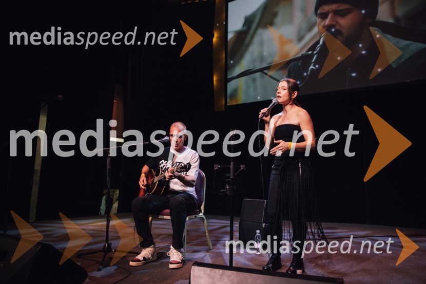  Mate Brodar - Bro, glasbenik, Okustični;  Karin Zemljič, pevka, OkustičniSalon štajerskih mladih vin Pubec 2024 v Ljubljani