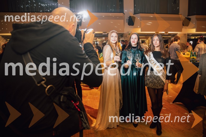  Sandra Kumer, 6.vinska kraljica Jeruzalemsko ormoških goric;  Ana Artnak, vinska kraljica Svete Helene;  Eva Žnidarčič, vinska kraljica rebule 2023Salon štajerskih mladih vin Pubec 2024 v Ljubljani