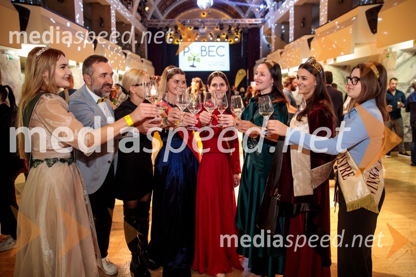  Sandra Kumer, 6.vinska kraljica Jeruzalemsko ormoških goric;  Borut  Cvetko, kreativni direktor, Mediaspeed d.o.o.;  Natalija Cvetko, Mediaspeed d.o.o.;  Maruša Mukenauer, Vina Mukenauer, Mariborska vinska kraljica 2023 - 2025;  Blažka Ilovar, 25. cvičkova princesa;  Ana Artnak, vinska kraljica Svete Helene;  Aleksandra Šoronda, kraljica metliške črnine 2024;  ... Salon štajerskih mladih vin Pubec 2024 v Ljubljani