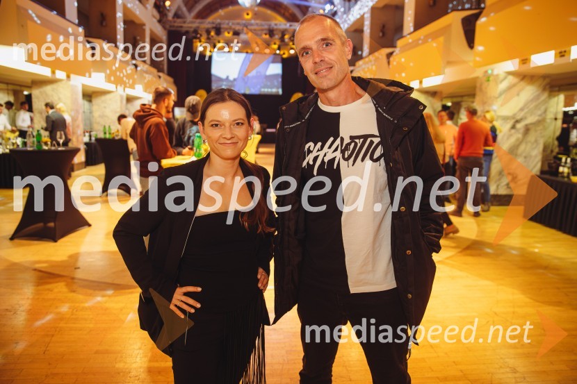  Karin Zemljič, pevka, Okustični;  Mate Brodar - Bro, glasbenik, OkustičniSalon štajerskih mladih vin Pubec 2024 v Ljubljani