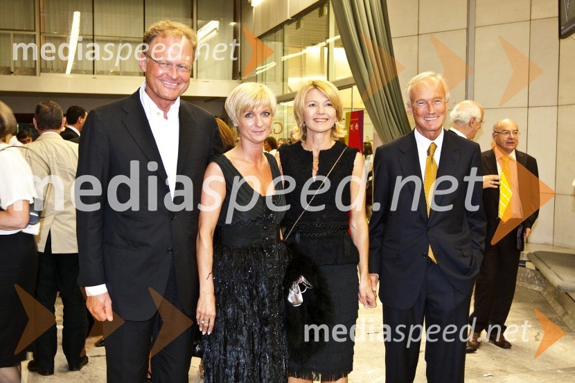 Janez Škrabec, direktor podjetja Riko d.o.o. z ženo Sonjo Poljanšek - Škrabec, lastnico Welness centra Sunny ter Janez Pergar, predsednik upravnega odbora podjetja Kompas d.d. in njegova soproga Nevenka Črešnar Pergar, lastnica in direktorica podjetja NP ConsultingBalet Pink Floyd v izvedbi milanskega gledališča La Scala, sprejem po prireditvi