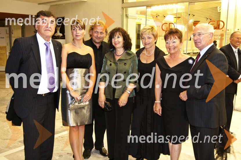 ..., Darko Brlek, direktor Festivala Ljubljana s soprogo, ..., Vojka Ravbar, izvršna direktorica SKB Banke ter Tjaša Andree Prosenc in njen mož Tone Prosenc, odvetnikaBalet Pink Floyd v izvedbi milanskega gledališča La Scala, sprejem po prireditvi