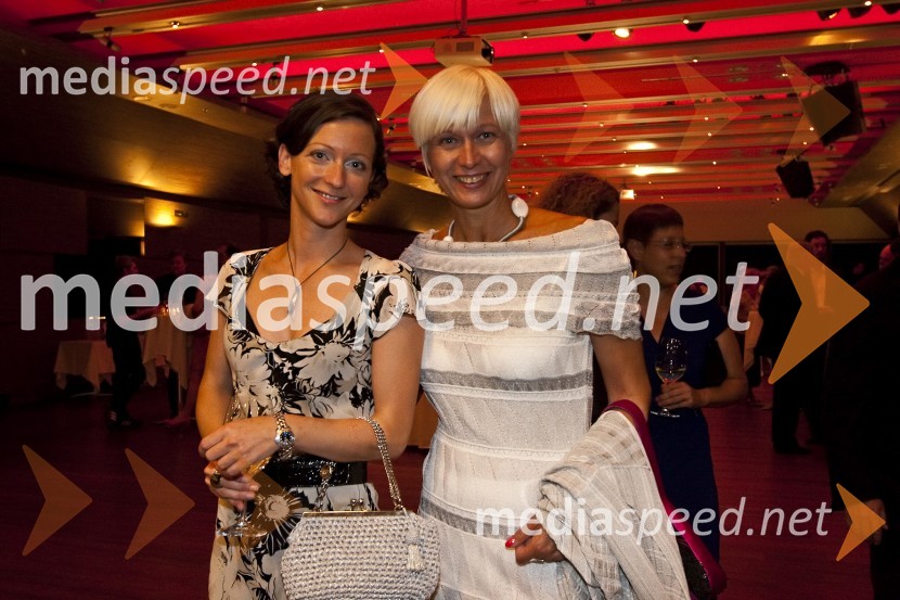 Saša Mrak, služba za stike z javnostmi časopisne hiše Dnevnik in Barbra Drnač, plesna novinarka in urednica oddaje Parada plesaBalet Pink Floyd v izvedbi milanskega gledališča La Scala, sprejem po prireditvi