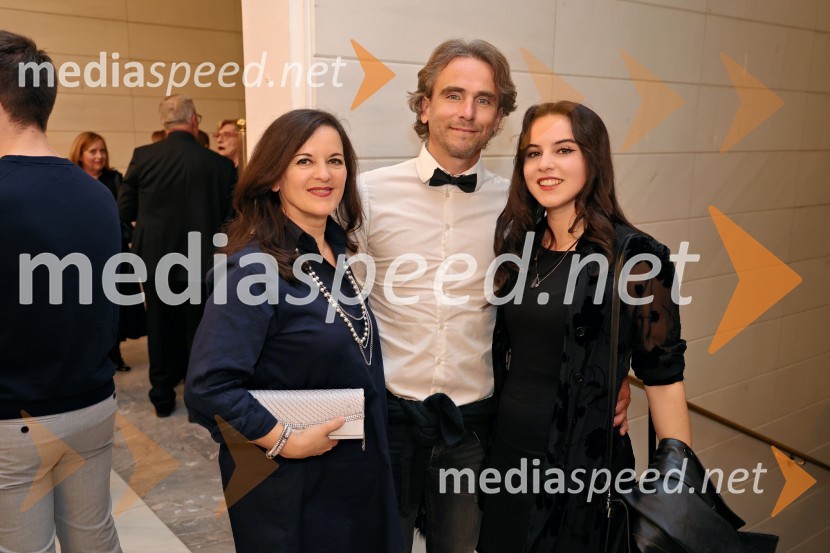  Irena Ferk, operna pevka;  ... ;  ... Plameni Pariza, premiera baleta Opere in Baleta SNG Maribor