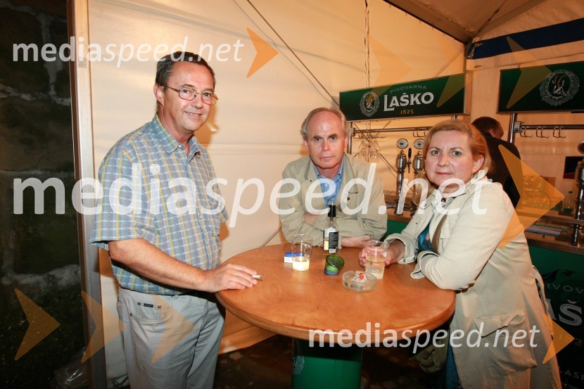 Slavko Vizovišek, urednik notranje politike na časniku Večer ter pomočnik namestnika direktorja in odgovornega urednika medijev in Milan Predan - Pipi, nekdanji direktor ČZP Večer ter njegova žena Darka Zvonar PredanDogajanje na 17. Festivalu Lent 2009