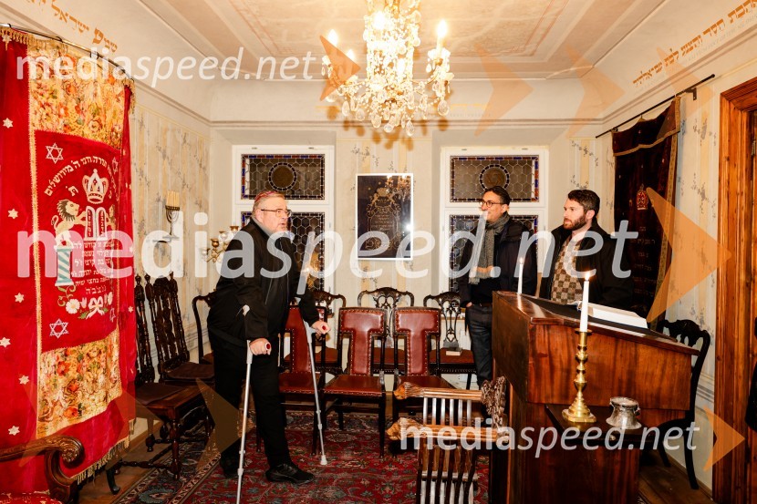  Robert Waltl, direktor, Mini teater;  ... ;  ... Nezlomljivi, projekcija filma v Mini teatru