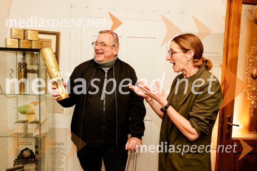  Robert Waltl, direktor, Mini teater;  Beth Lane, igralka, producentka, pisateljicaNezlomljivi, projekcija filma v Mini teatru