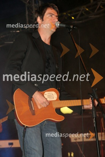 Hrvaški pevec Boris NovkovićNoč ob jezeru