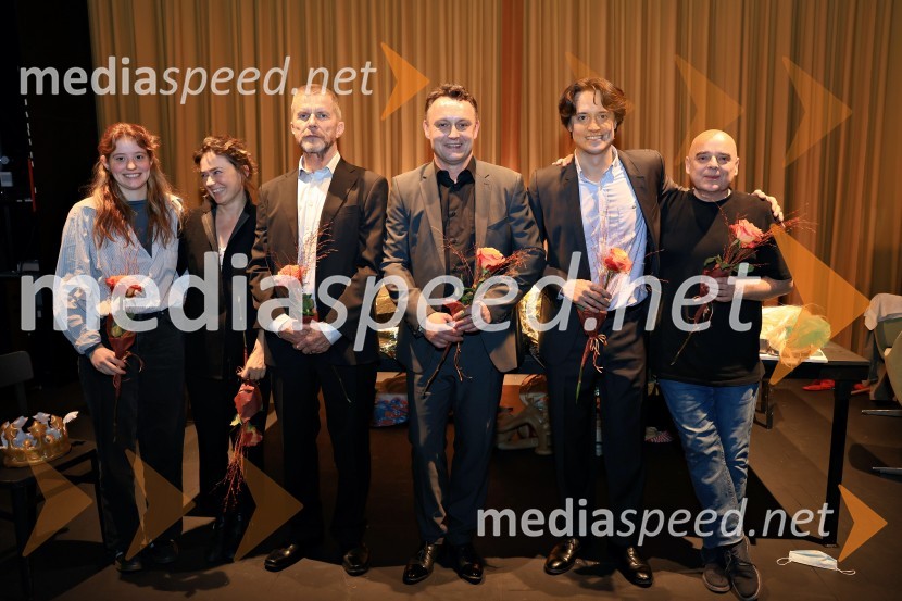  Lara Čabrian, asistentka režiserja;  ... ;  Borut  Veselko, igralec;  Peter Srpčič, direktor, Mestno gledališče Ptuj;  Domen Valič, igralec;  Branko  Rožman, avtor glasbe in korepetitorŽivljenje v teatru, premiera, Mestno gledališče Ptuj