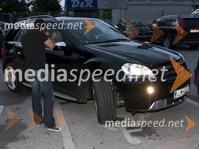 Prihod Aleša Čepina, poslovneža in njegovega dekleta Mateje MalnarPremiera videospota: Life goes up, skupine Tangels