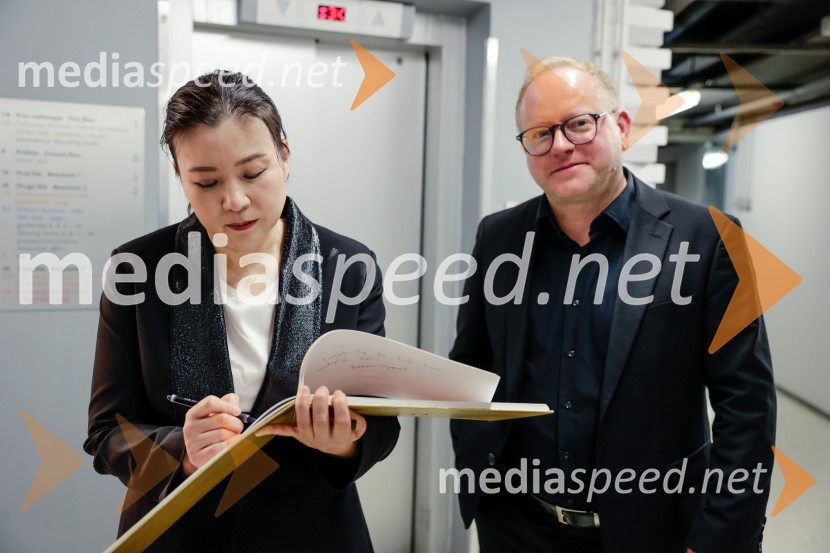  Shiyeon Sung, dirigentka; mag. Aleš Drenik, vodja programa resne glasbe, opere in balet, Cankarjev domSimfonični orkester iz Antwerpna, koncert v Cankarjevem domu