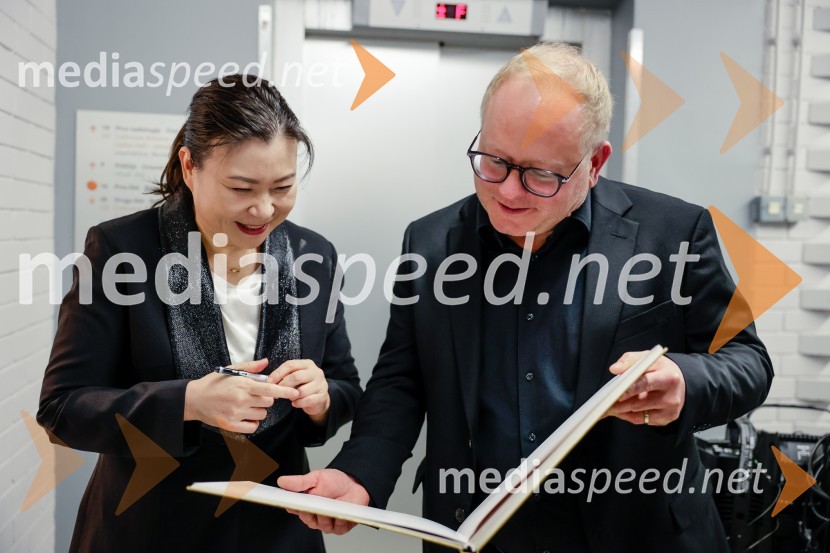  Shiyeon Sung, dirigentka; mag. Aleš Drenik, vodja programa resne glasbe, opere in balet, Cankarjev domSimfonični orkester iz Antwerpna, koncert v Cankarjevem domu