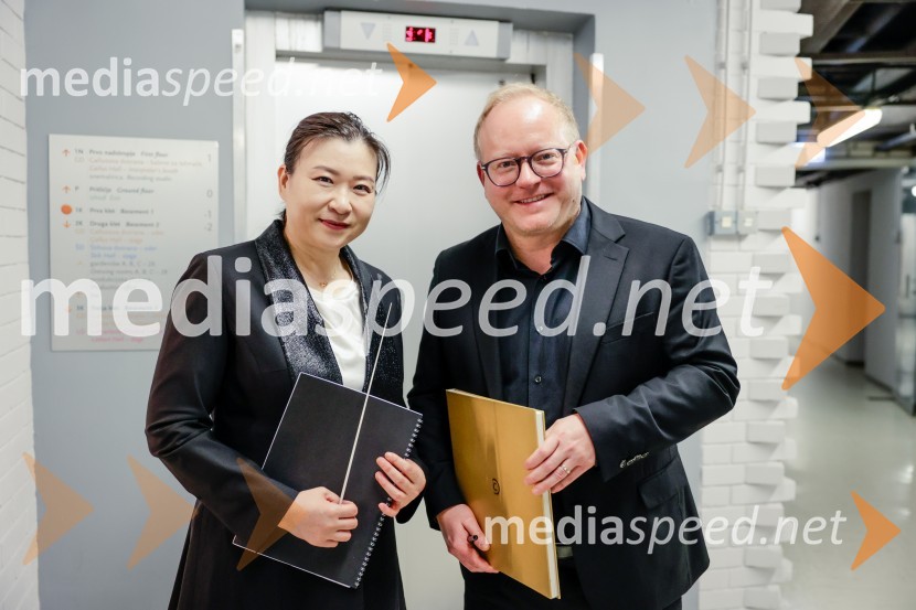  Shiyeon Sung, dirigentka; mag. Aleš Drenik, vodja programa resne glasbe, opere in balet, Cankarjev domSimfonični orkester iz Antwerpna, koncert v Cankarjevem domu