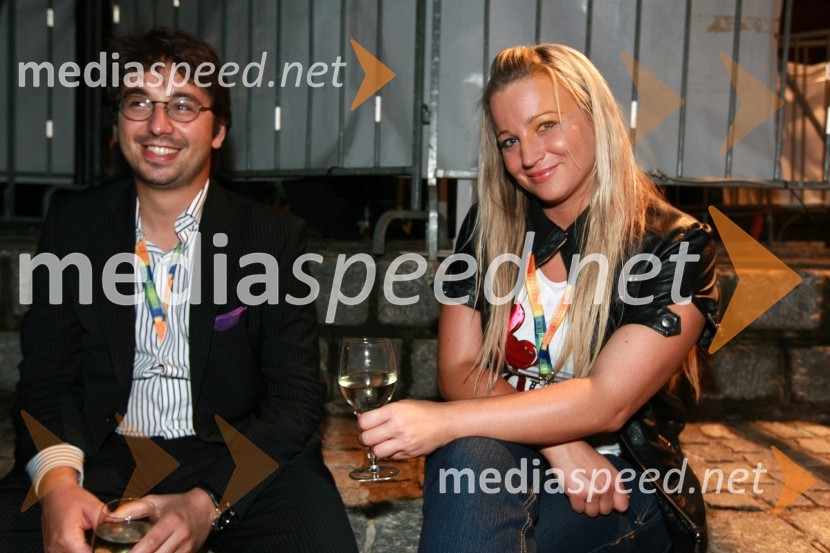 Tine Kračun, direktor podjetja Intermedius d.o.o. in Nika Marolt, organizatorka zabavnega programa v igralniško-zabaviščnem centru MondDogajanje na 17. Festivalu Lent 2009